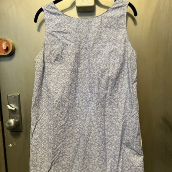 Retro Printed twist-back dress, blue and white digital graphic print Shift Dress - Picture 16 of 16